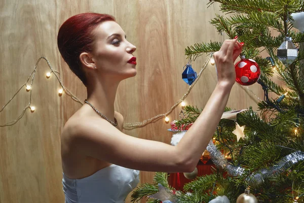 Donna Decorazione Albero Natale — Foto Stock