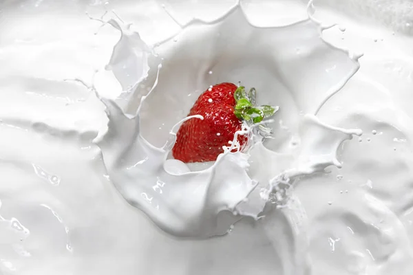 Strawberry Splashing Cream — Stock Photo, Image