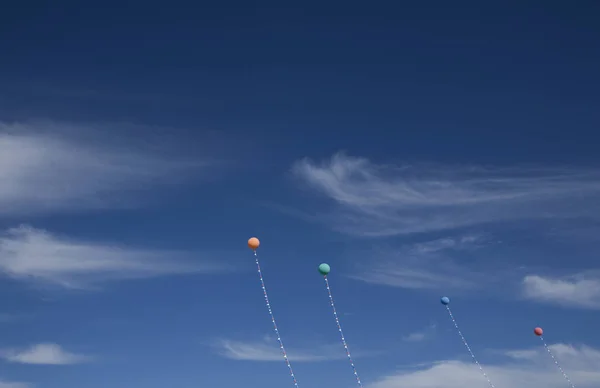 Cuatro Bolas Con Cuerda Atada Flotando Aire — Foto de Stock