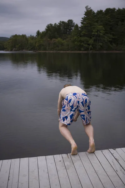 Hombre Sumerge Lago Maine — Foto de Stock