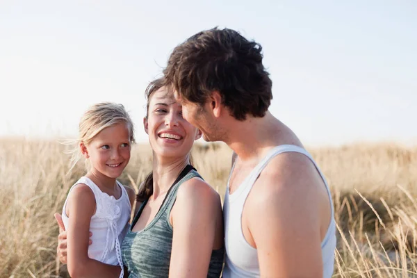 Familia Sonriendo Playa — Foto de Stock