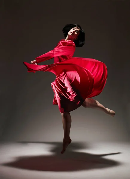 Mulher Vestido Vermelho Dançando Sob Luz — Fotografia de Stock