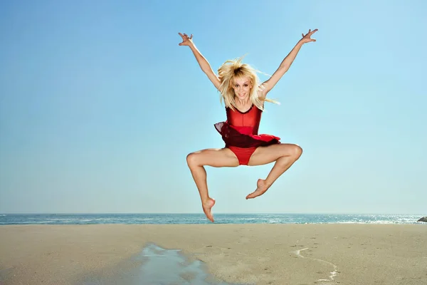 Young Women Leaping Beach — Stock Photo, Image