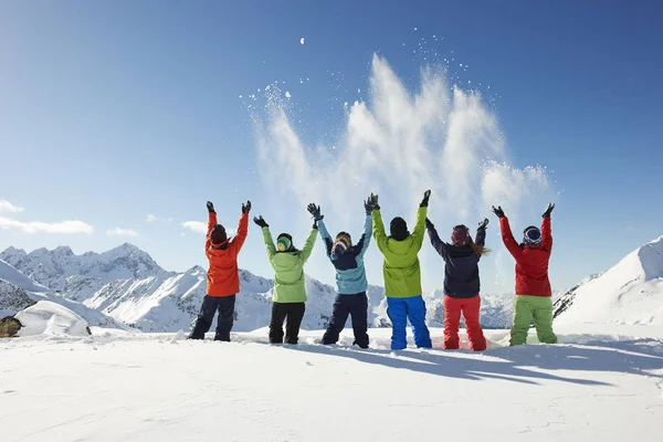 Arkadaşlar Havada Kar Atıyor Kuhtai Avusturya — Stok fotoğraf