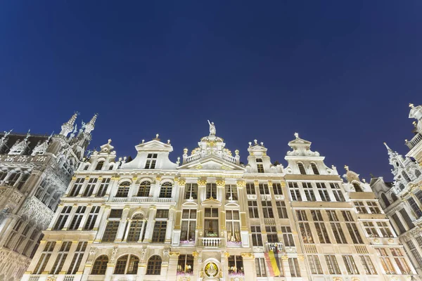 Низкоугольный Вид Историческое Здание Pigeon Grand Place Ночью Брюссель Бельгия — стоковое фото