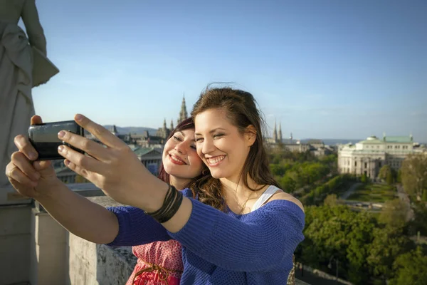 Twee Jonge Vrouwen Maken Zelfportret Wenen Oostenrijk — Stockfoto