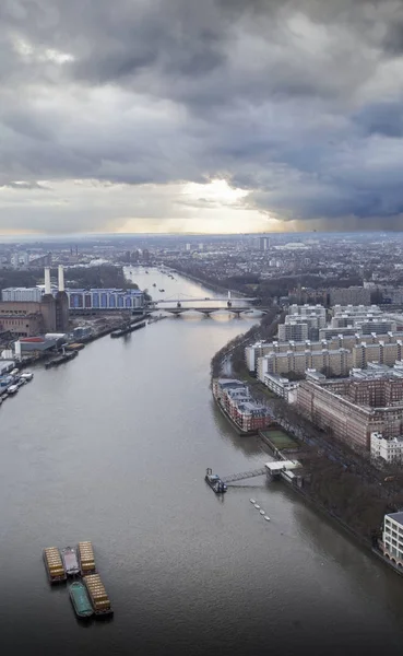 尤克州伦敦泰晤士河和巴特西电站的空中景观 — 图库照片