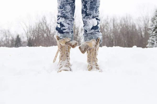 Κοντινό Πλάνο Των Μεσαίων Ενήλικων Γυναικείων Ποδιών Καλυμμένων Χιόνι — Φωτογραφία Αρχείου