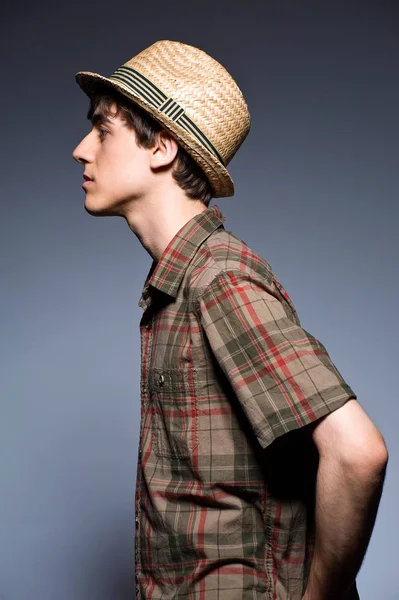 Молодой Человек Шляпе Короткой Рубашке Профиль — стоковое фото