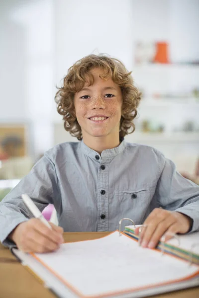 Niño Adolescente Que Estudia Escribe Notas —  Fotos de Stock