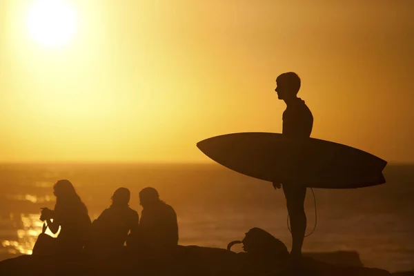 Gün Batımında Sahilde Sörf Tahtası Taşıyan Sörfçü Taghazout Fas — Stok fotoğraf