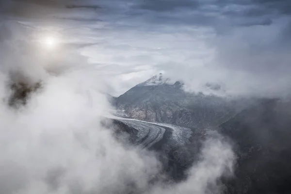 Вид Горы Алейшье Тумане Вале Швейцария — стоковое фото