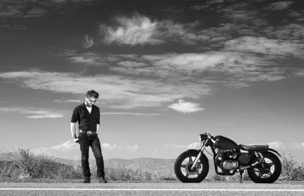 Retrato Blanco Negro Motociclista Adulto Carretera — Foto de Stock