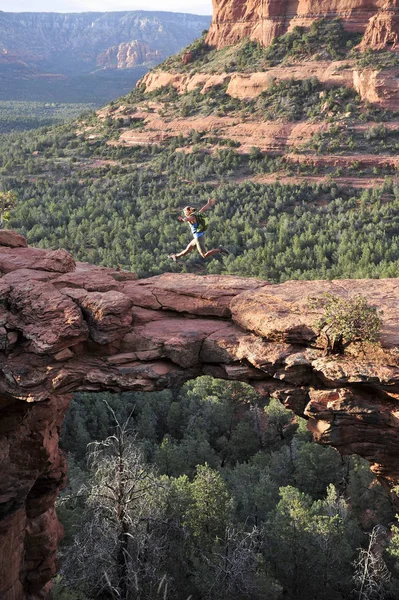 Женщина Туристка Прыгающая Воздухе Сводчатом Скальном Образовании Седона Аризона Сша — стоковое фото