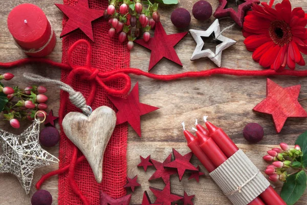 Stilleven Rood Met Kaarsen Pralines Voor Kerst Een Houten Tafel — Stockfoto