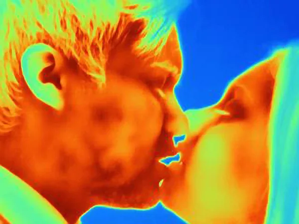 Close Thermal Image Young Couple Kissing — Stock Photo, Image