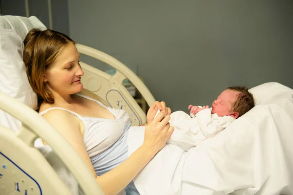 Mulher Com Bebê Recém Nascido — Fotografia de Stock
