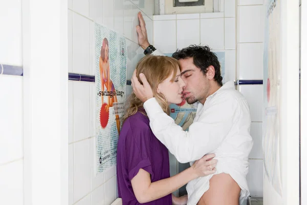 Pärchen Auf Toilette Küssen — Stockfoto