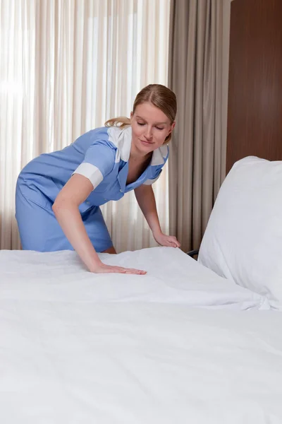 Room Maid Making Bed Hotel Room — Stock Photo, Image