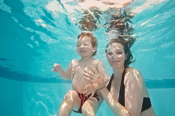 在水下微笑的母亲和孩子 — 图库照片