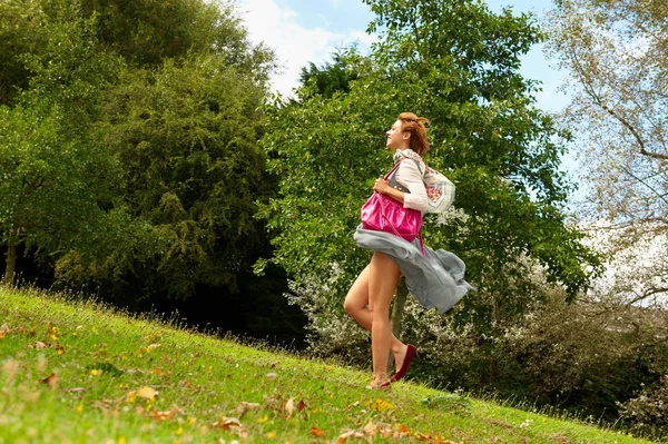 Donna Che Cammina Nel Vento — Foto Stock