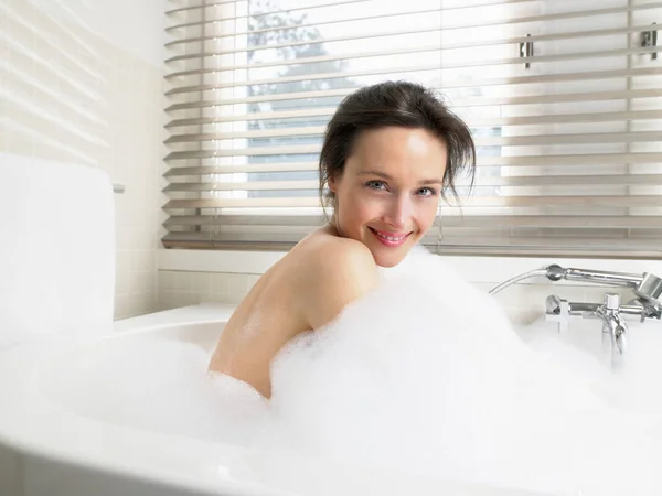 Femme Dans Salle Bain Prenant Une Baignoire — Photo