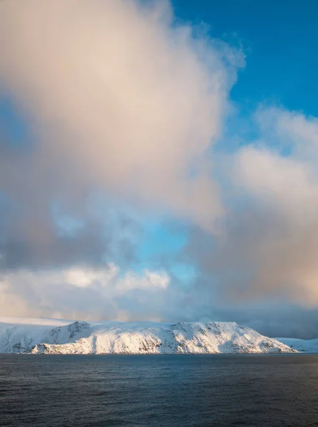 Kuzey Norveç Finnmark Bölgesindeki Bir Tekneden Görülen Karlı Donmuş Manzaralar — Stok fotoğraf