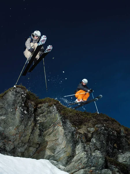岩を飛び越えるスキーヤー — ストック写真