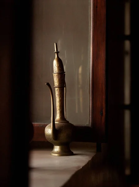 Ein Alter Wasserbehälter Aus Messing Auf Der Fensterbank Eines Hotels — Stockfoto