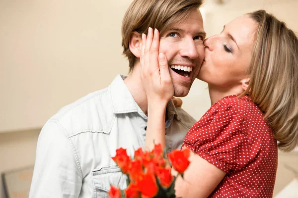 Woman Kissing Man Cheek — Stock Photo, Image