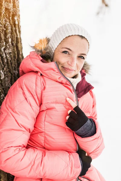 Pembe Kayak Ceketi Giyen Kadın Portresi — Stok fotoğraf