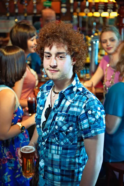 Młody Człowiek Trzymający Szklankę Piwa — Zdjęcie stockowe