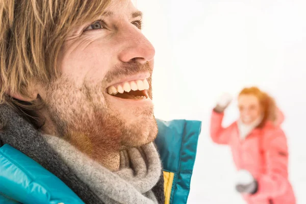 Homme Riant Femme Lançant Une Boule Neige Arrière Plan — Photo