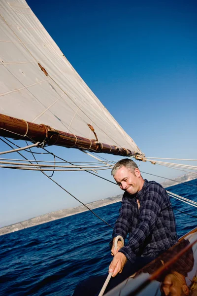 Yelkenlide Oturmuş Gülümseyen Bir Adam — Stok fotoğraf