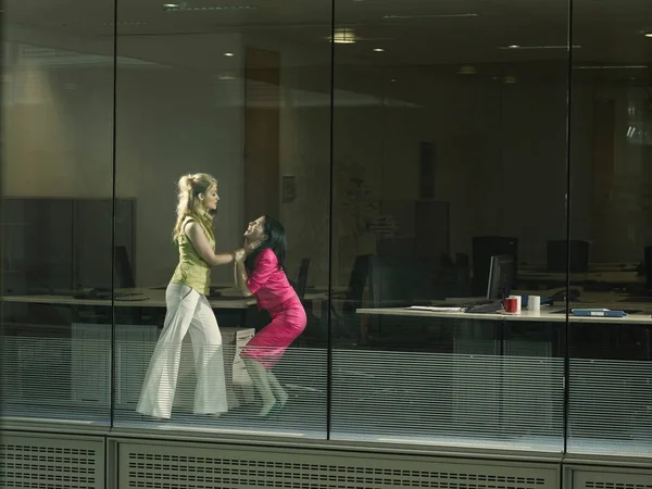 Dwie Kobiety Walczące Biurze — Zdjęcie stockowe