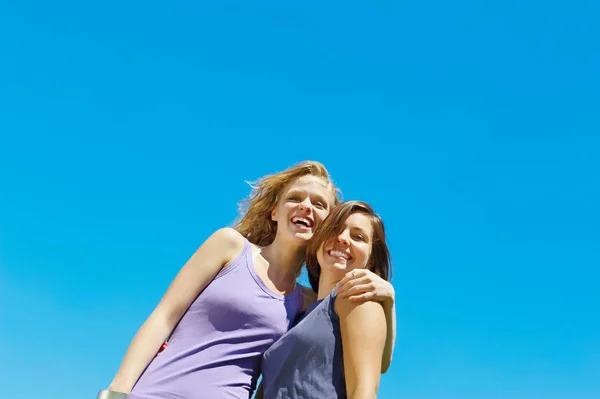 Portret Van Twee Meisjes Tegen Blauwe Lucht — Stockfoto