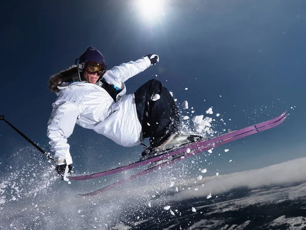 Homme Agrippant Ski Queue Moyen Air — Photo