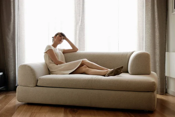 Femme Couchée Sur Canapé — Photo