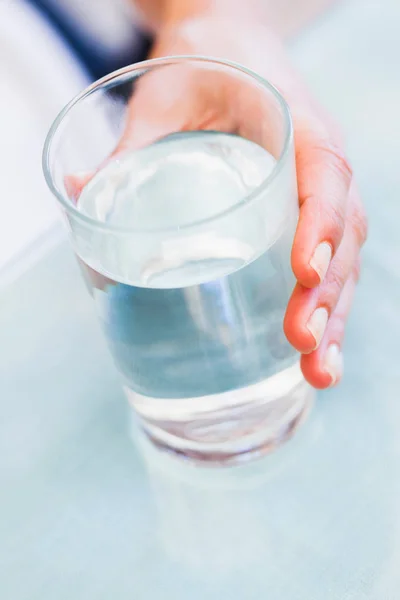 Ręczne Trzymanie Szklanki Wody — Zdjęcie stockowe