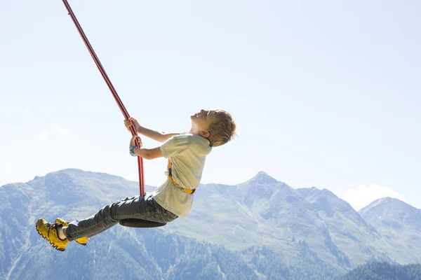 Junge Hat Spaß Auf Schaukel Tirol Österreich — Stockfoto