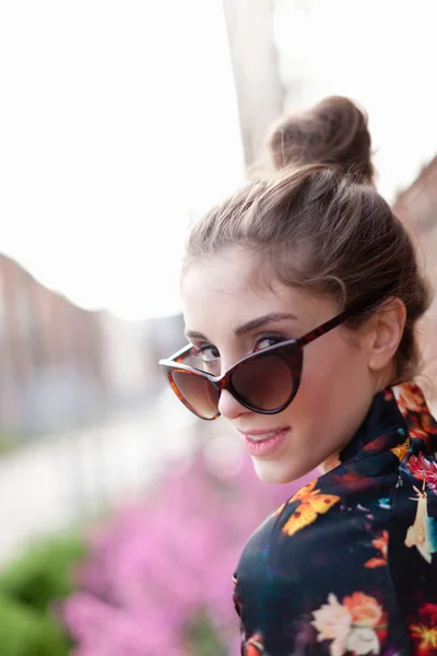 Mujer Mirando Por Las Gafas Sol —  Fotos de Stock