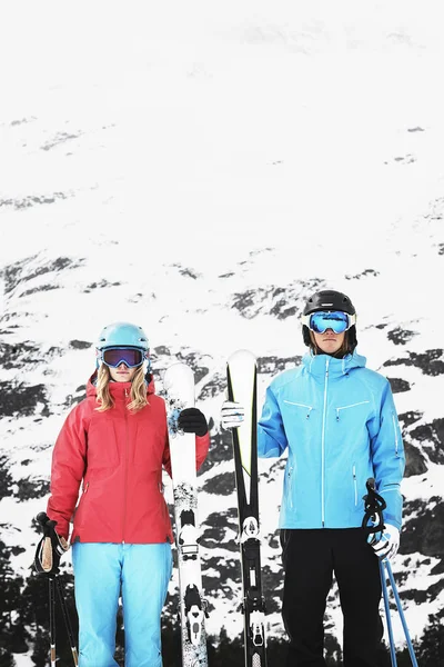 Unge Iført Skidragter Transporterer Ski - Stock-foto