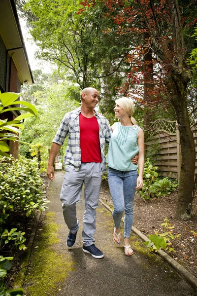 Happy Couple Strolling Garden — Stock Photo, Image