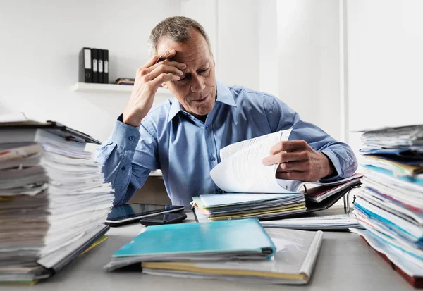 Empresário Que Trabalha Escritório — Fotografia de Stock