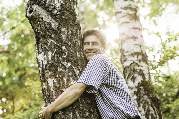 Yetişkin Bir Adam Bahçede Ağaca Sarılıyor — Stok fotoğraf