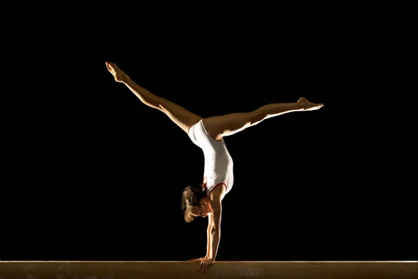 Bailarina Joven Saltando Sobre Fondo Negro — Foto de Stock