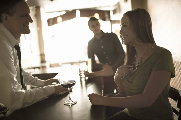 Barman Flirter Avec Jeune Femme Dans Bar Vin — Photo