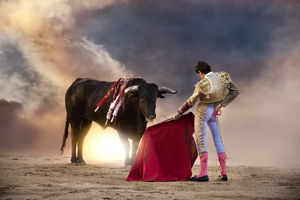 Bullfighter Holding Red Cape Bull Las Ventas Bulring Madrid — стокове фото