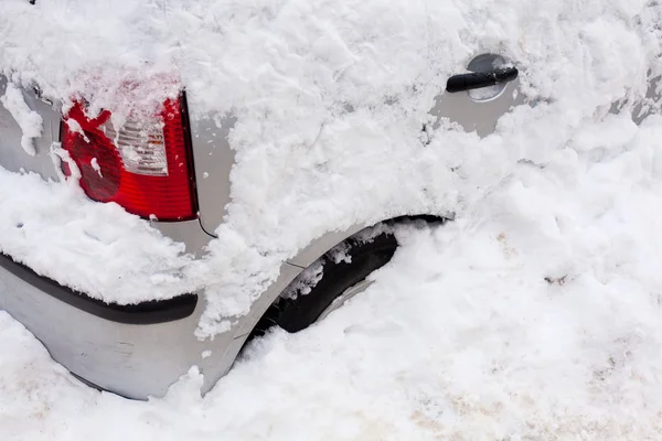 Samochód Pokryty Śniegiem Zbliżenie — Zdjęcie stockowe