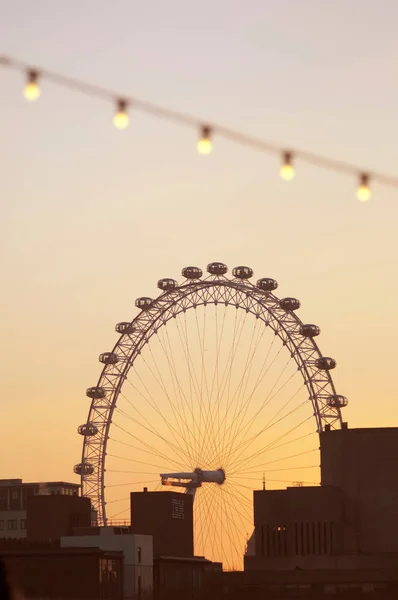 Das Londoner Auge Ein Großes Beobachtungsrad Silhouette Einer Tiefstehenden Sonne — Stockfoto